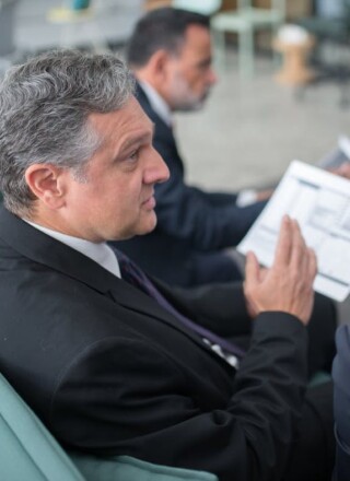 Face aux besoins spécifiques des entreprises et des particuliers en Alberta, il devient crucial de disposer d’un service linguistique adapté. Photo : Courtoisie KNR TRADUCTION  
