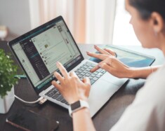 Le profil des télétravailleurs dans les communautés rurales francophones est très divers. Il s’agit aussi bien d’immigrants, de citadins anglophones, originaires de grandes métropoles canadiennes, que de francophones qui reviennent habiter dans leur communauté d’origine. Photo : Oleksandr Pidvalnyi – Pixabay  
