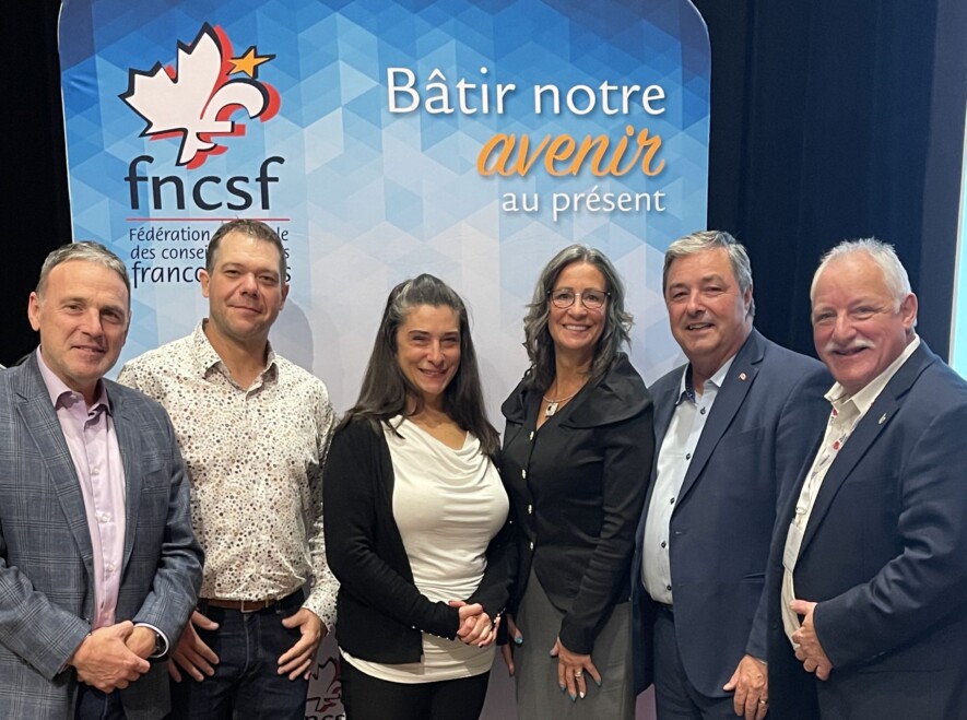 (De Gauche à droite) René Arseneault (ancien député fédéral pour Madawaska-Restigouche), Yanick Harrison (conseiller scolaire), Hélène Emmell (présidente du FrancoSud), Monique Baker, Joël Godin (député fédéral pour Portneuf-Jacques-Cartier) et Darrell Samson (ancien député fédéral pour Sackville-Preston-Chezzetcook). Photo : Courtoisie  