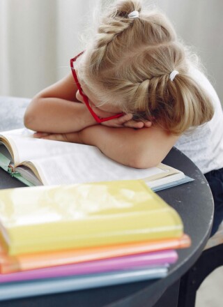 L’éducation est une compétence provinciale et territoriale, donc l’accès à l’enseignement et le cout que celui-ci accompagne varient partout au Canada. Photo : Pexels – Gustavo Fring  