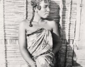 Portrait d’une femme sakalava entre 1900 et 1910. Photo : Auteur inconnu, Public domain, via Wikimedia Commons  
