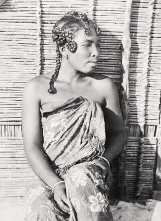Portrait d’une femme sakalava entre 1900 et 1910. Photo : Auteur inconnu, Public domain, via Wikimedia Commons
