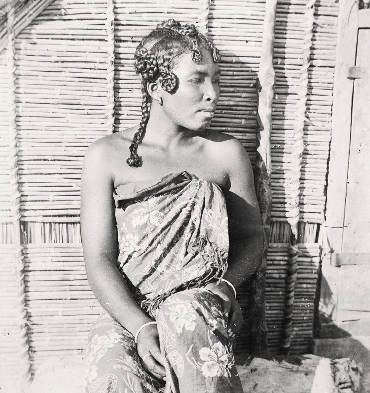 Portrait d’une femme sakalava entre 1900 et 1910. Photo : Auteur inconnu, Public domain, via Wikimedia Commons  