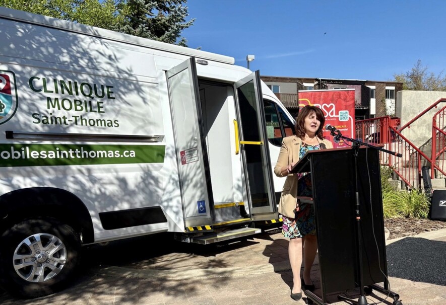 L'honorable Adriana LaGrange, ministre des Services de santé primaires et préventifs de l'Alberta a tenu a se déplacer lors de l'inauguration de la clinique mobile Saint-Thomas. Photo: Capture écran - ACFA provinciale  