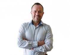Joris Desmares-Decaux est le directeur du développement économique et des services aux entreprises au sein de Parallèle Alberta. Photo : Courtoisie  