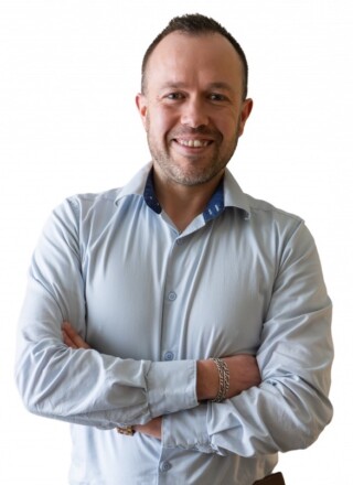 Joris Desmares-Decaux est le directeur du développement économique et des services aux entreprises au sein de Parallèle Alberta. Photo : Courtoisie  