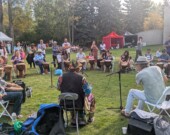 Ils étaient nombreux à participer à l’atelier de percussion proposé en après-midi par le Franco Festival. Photo : Albane Maurin  