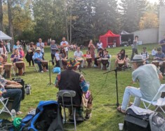Ils étaient nombreux à participer à l’atelier de percussion proposé en après-midi par le Franco Festival. Photo : Albane Maurin  