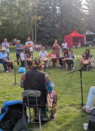 Ils étaient nombreux à participer à l’atelier de percussion proposé en après-midi par le Franco Festival. Photo : Albane Maurin