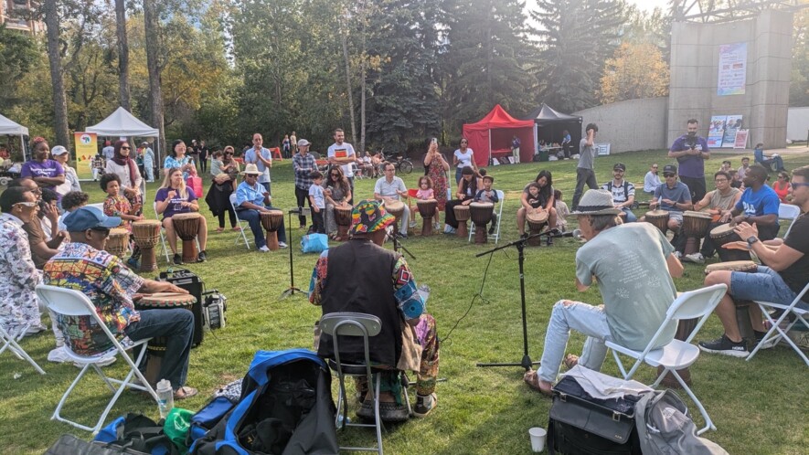 Ils étaient nombreux à participer à l’atelier de percussion proposé en après-midi par le Franco Festival. Photo : Albane Maurin  