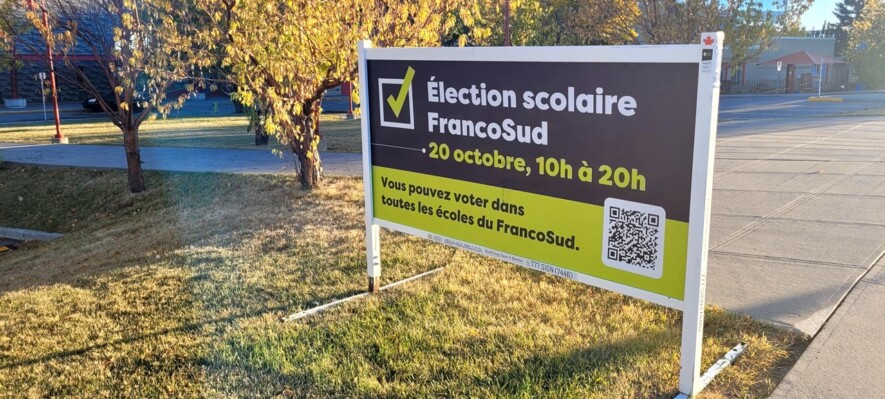 À l'École Sainte-Marguerite-Bourgeoys, comme dans toutes les autres écoles de la province, les portes sont closes et seul un panneau annonçant les prochaines élections semble rappeler la vie scolaire. Photo : Arnaud Barbet  
