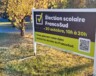 À l'École Sainte-Marguerite-Bourgeoys, comme dans toutes les autres écoles de la province, les portes sont closes et seul un panneau annonçant les prochaines élections semble rappeler la vie scolaire. Photo : Arnaud Barbet  