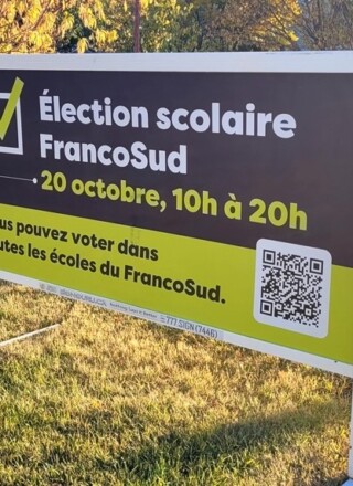 À l'École Sainte-Marguerite-Bourgeoys, comme dans toutes les autres écoles de la province, les portes sont closes et seul un panneau annonçant les prochaines élections semble rappeler la vie scolaire. Photo : Arnaud Barbet  