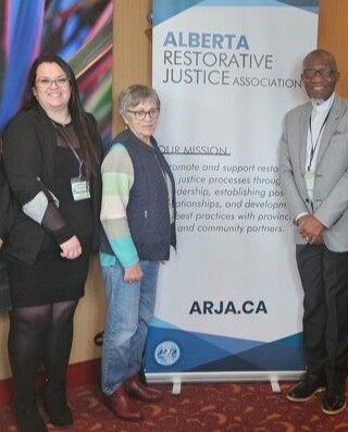 (De gauche à droite), Marie-Audrey Girard, Maria Vigneault, Fernande Bergeron, Luketa M'Pindou et Makolo Kashala à une conférence de l’Alberta Restorative Justice Association. Photo : Courtoisie
