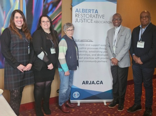  (De gauche à droite), Marie-Audrey Girard, Maria Vigneault, Fernande Bergeron, Luketa M'Pindou et Makolo Kashala à une conférence de l’Alberta Restorative Justice Association. Photo : Courtoisie 
  
