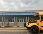 L’école Notre-Dame-des-Vallées aurait dû être le théâtre des consultations sur les besoins en santé des francophones de Cochrane. Malheureusement faute de participant, celle-ci a été annulée. Photo : Archives Le Franco - Gabrielle Audet-Michaud  