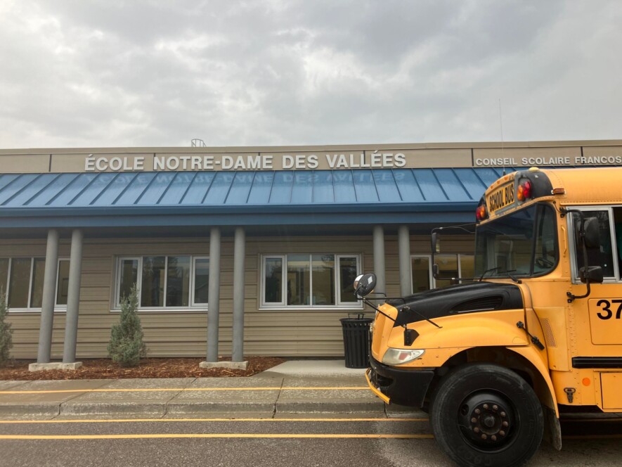L’école Notre-Dame-des-Vallées aurait dû être le théâtre des consultations sur les besoins en santé des francophones de Cochrane. Malheureusement faute de participant, celle-ci a été annulée. Photo : Archives Le Franco - Gabrielle Audet-Michaud