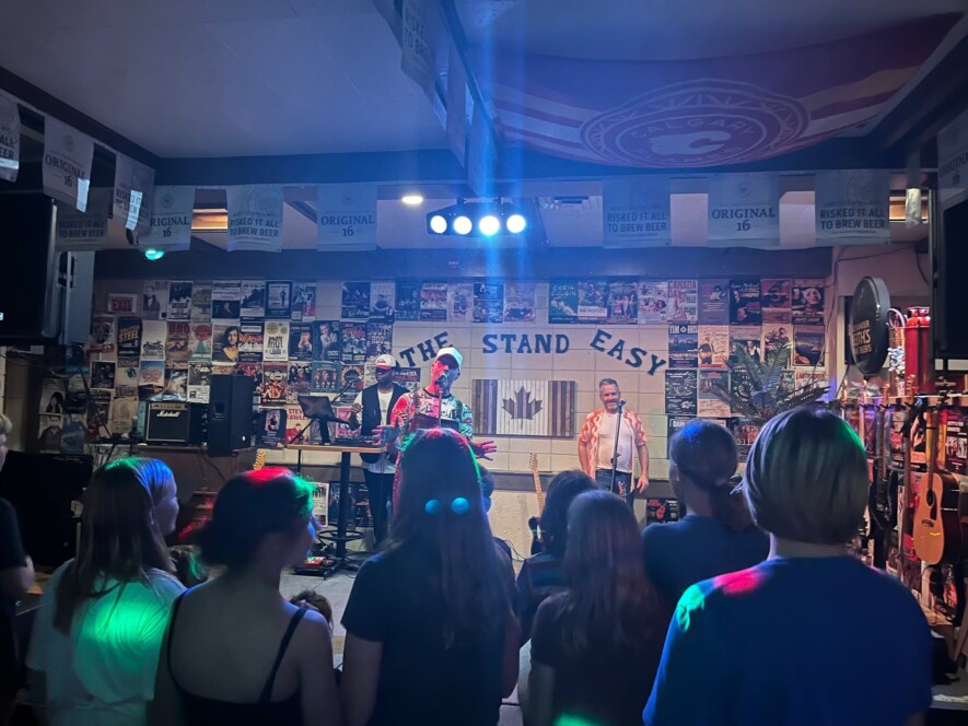 Environ 150 francophones et francophiles ont pris part à un événement organisé à la Légion de Jasper en collaboration avec la Croix-Rouge canadienne. Photo : Courtoisie