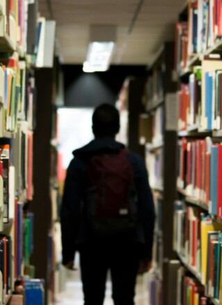 La plainte de l’ACUFC auprès du Commissariat aux langues officielles porte sur la décision du ministère Immigration, réfugiés et citoyenneté Canada d’imposer une limite de permis pour des étudiants étrangers en janvier 2024. Photo : Redd Francisco – Unplash