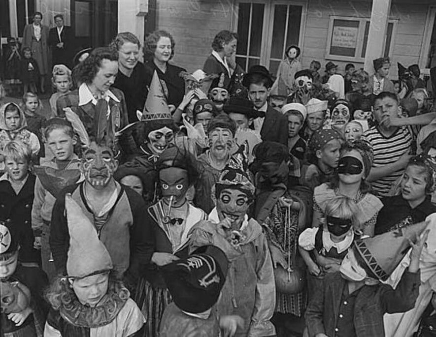 Des enfants déguisés pour Halloween à High Point, Seattle (1943). Photo : Creative-Commons