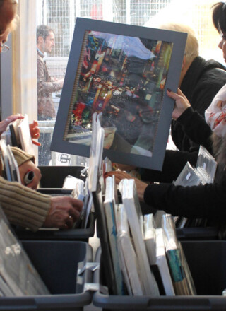 Images d'archives d'un supermarché d'art à Toulon en France.  