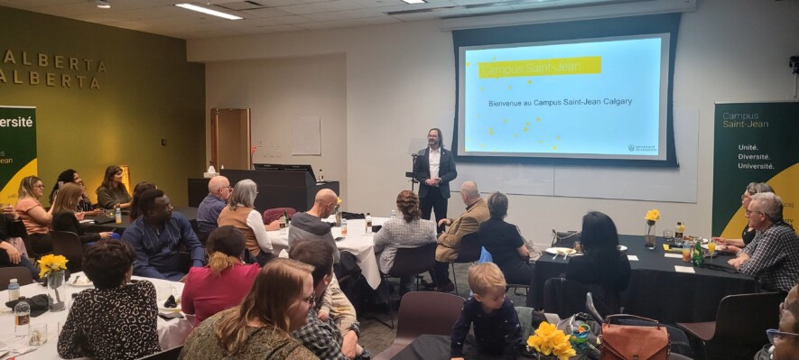 Jason Carey, doyen du Campus Saint-Jean, lors de sa présentation au brunch communautaire du Campus Saint-Jean qui a eu lieu à son campus satellite de Calgary. Photo : Arnaud Barbet
  
