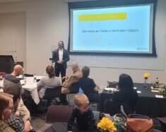 Jason Carey, doyen du Campus Saint-Jean, lors de sa présentation au brunch communautaire du Campus Saint-Jean qui a eu lieu à son campus satellite de Calgary. Photo : Arnaud Barbet
  