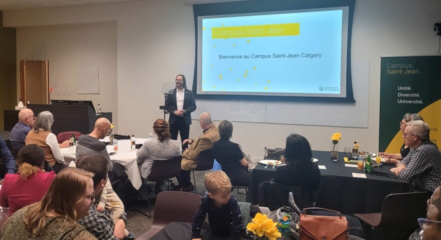 Jason Carey, doyen du Campus Saint-Jean, lors de sa présentation au brunch communautaire du Campus Saint-Jean qui a eu lieu à son campus satellite de Calgary. Photo : Arnaud Barbet