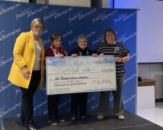 Des membres d'Accès Emploi remettent un chèque de 700 000$ à la vice-présidente de La Fondation franco-albertaine pour soutenir le développement philanthropique. C'est le plus important don jamais fait à la fondation communautaire francophone. Photo : Titti Freeman  