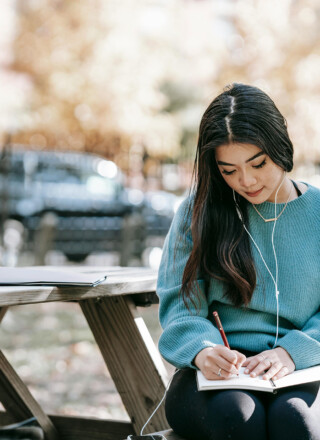 Pour les intervenantes, apprendre le français comme résolution du Nouvel An est issu de leur volonté de devenir une meilleure version d’elles-mêmes et de renforcer leur confiance en soi. Photo :  Charlotte May – Pexels  