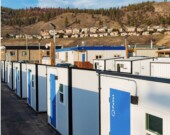 Les minimaisons créées par l’entreprise Pallet (basée à Seattle) permettent de lutter contre l’itinérance et l’entreprise à vocation sociale offre aux personnes bénéficiaires une seconde chance en matière d'emploi. Ici, on voit une communauté d'hébergement d'urgence et solidaire située à Kelowna, en Colombie-Britannique. Photo : Courtoisie  