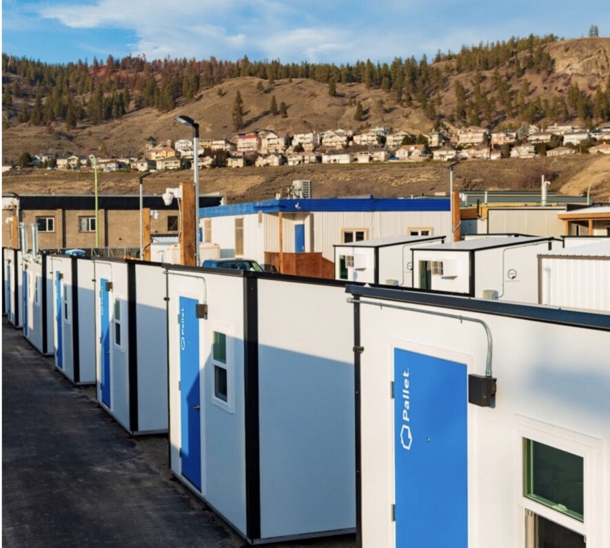 Les minimaisons créées par l’entreprise Pallet (basée à Seattle) permettent de lutter contre l’itinérance et l’entreprise à vocation sociale offre aux personnes bénéficiaires une seconde chance en matière d'emploi. Ici, on voit une communauté d'hébergement d'urgence et solidaire située à Kelowna, en Colombie-Britannique. Photo : Courtoisie  