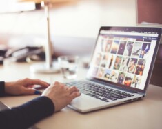 Alors que le web est de plus en plus peuplé de fausses images et de fausses vidéos produites par des outils d’intelligence artificielle, l’esprit critique et la capacité à au moins pouvoir reconnaitre une image douteuse sont des habiletés essentielles. Photo : Picjumbo – Pexels  