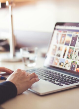 Alors que le web est de plus en plus peuplé de fausses images et de fausses vidéos produites par des outils d’intelligence artificielle, l’esprit critique et la capacité à au moins pouvoir reconnaitre une image douteuse sont des habiletés essentielles. Photo : Picjumbo – Pexels  