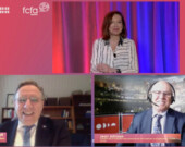 Le premier ministre François Legault était présent à la clôture du Sommet sur le rapprochement des francophonies canadiennes en 2021 pour signer la Charte d’engagement pour le rapprochement des francophonies canadiennes avec le président de la FCFA à l’époque, Jean Johnson. Photo : Capture d’écran (Archives Francopresse)  