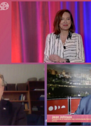 Le premier ministre François Legault était présent à la clôture du Sommet sur le rapprochement des francophonies canadiennes en 2021 pour signer la Charte d’engagement pour le rapprochement des francophonies canadiennes avec le président de la FCFA à l’époque, Jean Johnson. Photo : Capture d’écran (Archives Francopresse)  