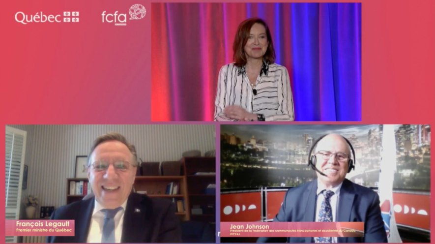 Le premier ministre François Legault était présent à la clôture du Sommet sur le rapprochement des francophonies canadiennes en 2021 pour signer la Charte d’engagement pour le rapprochement des francophonies canadiennes avec le président de la FCFA à l’époque, Jean Johnson. Photo : Capture d’écran (Archives Francopresse)  