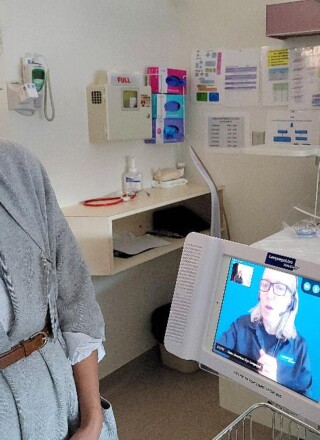 L’interprète à roulettes, l’un des services proposés par le service de langues - Interprétation et Traduction au sein du Alberta Health Services (AHS), dirigé par Kayathiri Ganeshamoorthy qu’on voit sur la photo. &mdash; Crédit: Gracieuseté