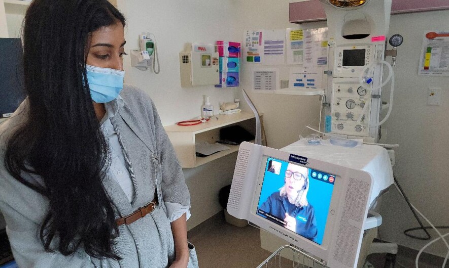 L’interprète à roulettes, l’un des services proposés par le service de langues - Interprétation et Traduction au sein du Alberta Health Services (AHS), dirigé par Kayathiri Ganeshamoorthy qu’on voit sur la photo. &mdash; Crédit: Gracieuseté