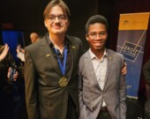 Lauréat du premier prix chez les orateurs, Gabriel Chartier, à gauche, pose fièrement avec son camarade Ephraïm Kouassi.
 &mdash; Crédit : gracieuseté de Bertrand Giroux. 