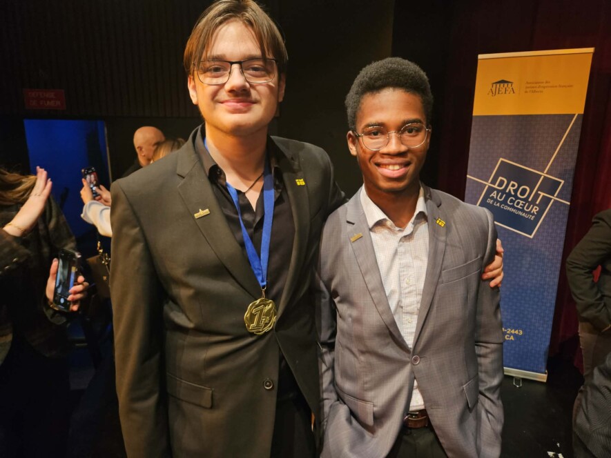 Lauréat du premier prix chez les orateurs, Gabriel Chartier, à gauche, pose fièrement avec son camarade Ephraïm Kouassi.
 &mdash; Crédit : gracieuseté de Bertrand Giroux. 