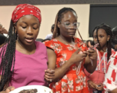 Photo des jeunes nouveaux arrivants célèbrent la Saint Valentin à  Edmonton autour de la gastronomie africaine à Lymburn community Hall.  &mdash; Photo Gracieuseté: Vincent Tato.