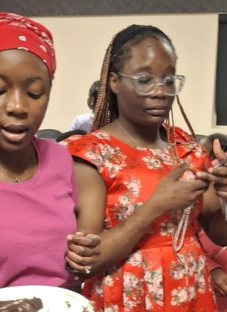 Photo des jeunes nouveaux arrivants célèbrent la Saint Valentin à  Edmonton autour de la gastronomie africaine à Lymburn community Hall.  &mdash; Photo Gracieuseté: Vincent Tato.