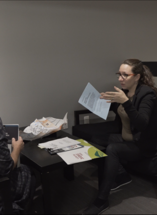 Des membres d’Équijuriste en plein travail. &mdash; Crédit : gracieuseté