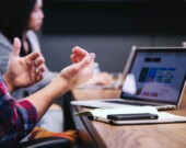 Francobadges vise à valoriser les compétences acquises par les francophones du Canada tout au long de la vie, y compris en dehors des parcours scolaires traditionnels.  &mdash; Photo : Headway – Unsplash