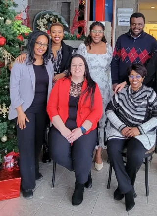 L’équipe de l’AJEFA avec au centre, la directrice générale, Maria Vigneault.

 &mdash; Crédit : gracieuseté