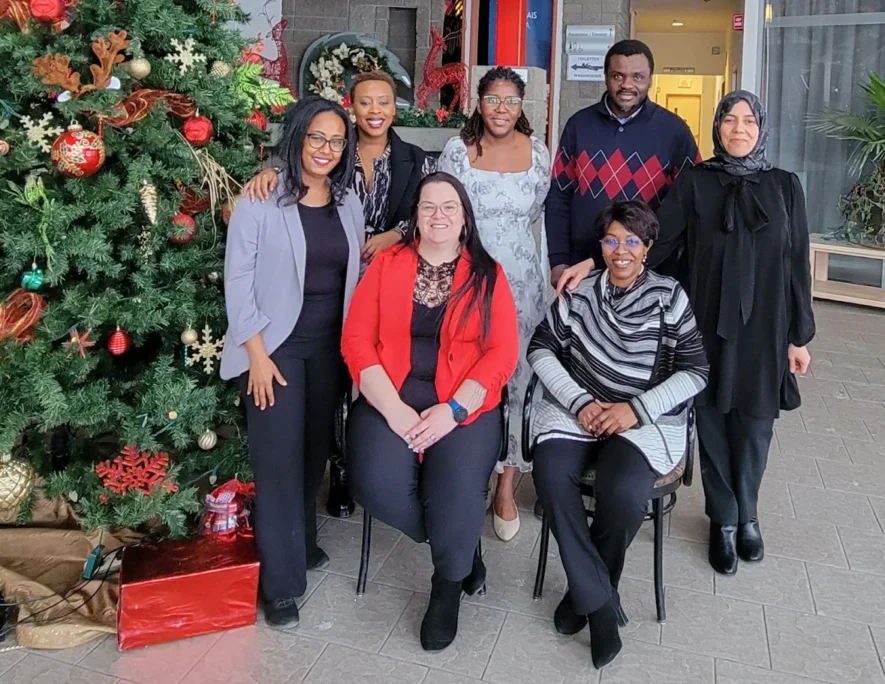L’équipe de l’AJEFA avec au centre, la directrice générale, Maria Vigneault.

 &mdash; Crédit : gracieuseté