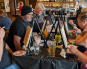 Groupe Franco albertain en pleine action - Peinture des portraits de leurs conjoints lors de la Saint valentin au Mr Mikes - Lacombe &mdash; Crédit : Courtoisie