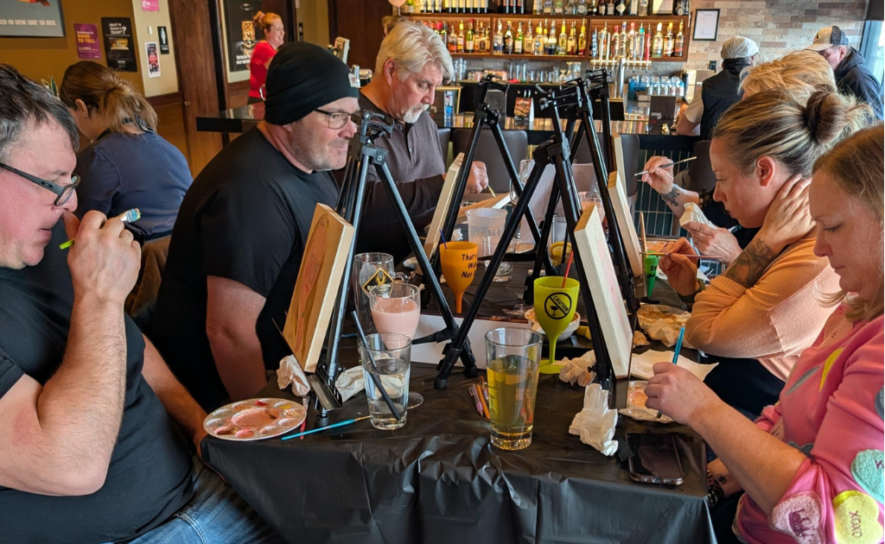 Groupe Franco albertain en pleine action - Peinture des portraits de leurs conjoints lors de la Saint valentin au Mr Mikes - Lacombe &mdash; Crédit : Courtoisie