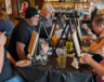 Groupe Franco albertain en pleine action - Peinture des portraits de leurs conjoints lors de la Saint valentin au Mr Mikes - Lacombe &mdash; Crédit : Courtoisie